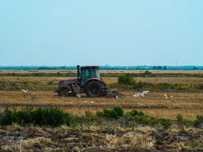 Orka pola — pług 55-skibowy, faktura VAT
